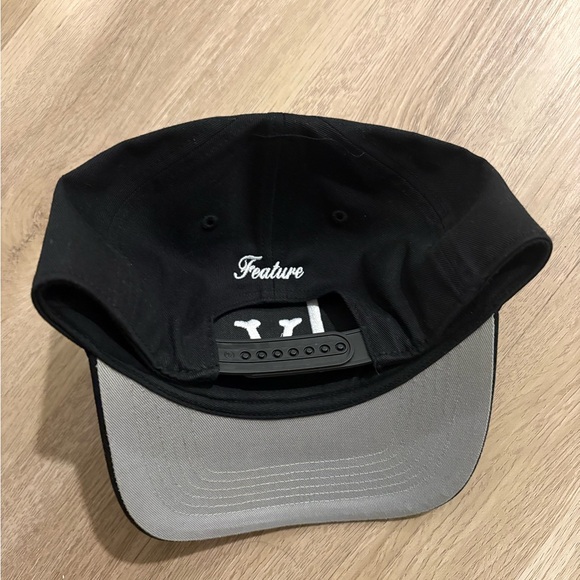 LV Feature SnapBack - Picture 2 of 2